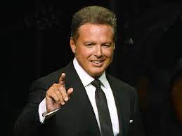 Songstube provides all the best luis miguel songs, oldies but goldies tunes and legendary hits. Luis Miguel Cumple 50 Anos Confinado En Un Barco En Miami Y Sin Su Novia Modelo