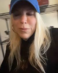 It’s been a fun birthday so far and I feel loved🥰from DZ’s orchid to my  friends coming by the studio to the note I found