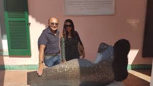 Sullo sfondo di una roma bella e indifferente sfilano dame dell'alta società, parvenu, politici, criminali d'alto bordo, giornalisti, attori, nobili decaduti, alti prelati. Sabrina Ferilli A Ischia Ammira La Scultura Di Felice Meo A Lei Dedicata L Ispirazione Viene Dal Film La Grande Bellezza Nuvola Tv Ischia