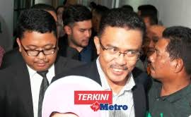 Mahkamah sesyen hari ini membebaskan bekas exco perumahan dan kerajaan tempatan johor, datuk abdul latif bandi,52, daripada 37 pertuduhan melibatkan wang suapan rm35.7 juta. Bekas Exco Johor Bebas Tuduhan Rasuah