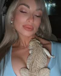 Cutest travel toothbrush🤍 If you have an electric toothbrush at home, you  can't live without but it is to big an uncomfortable to take it with you  everywhere you go, try this