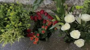 Potong batang bunga sepanjang tinggi kotak, kemudian sematkan di floral foam. Cara Membuat Buket Bunga Pernikahan Dengan Gambar Wikihow