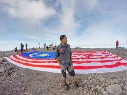 Seorang pendaki malaysia yang menyertai misi ke base camp everest dilaporkan meninggal dunia, dipercayai akibat penyakit akut ketinggian, ams jurucakap kedutaan malaysia di kathmandu, nepal mengesahkan bahawa mangsa, mohammad shahrulnizam ahmad nazari, 25, yang juga kakitangan. Video Rayu Undi Mewakili Malaysia Mendaki Gunung Everest
