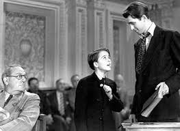 Smith goes to washington'ın ana karakteri olarak karşımıza çıkan jefferson ''jeff'' smith (stewart) ismi söylenmeyen eyaletinde bir izci kampının başında bulunmakta olan herkesin sevdiği genç bir adamdır. Curriculum