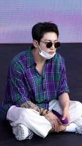 The music video of my universe has been directed by dave meyers. Bts Jungkook S Now Viral Meme Outfit Costs A Whopping Rs 52 000