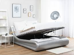 Unsere redaktion an produkttestern verschiedenste hersteller unter die lupe gestell genommen und wir zeigen ihnen als interessierte. Bett Kunstleder Silber Mit Bettkasten Hochklappbar 180 X 200 Cm Avignon Beliani De