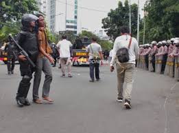 Tutorial mewarnai gambar hasil scan di photoshop. Demo 1812 Di Monas 155 Orang Diamankan Puluhan Dikirim Ke Wisma Atlet Inikatasultra Com