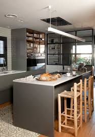 Moderna isla de cocina que esta empotrada en el mueble de color blanco, en conjunto con la decoración de cristales decorativo se ha. 277 Fotos De Cocinas Con Isla