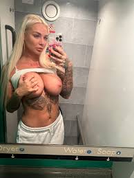 Beth Quinn on X: Love taking nudes in the train bathroom 🤫  t.coH4ZeOiFSmd  X