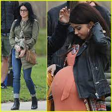 Sarah Hyland Is Very Pregnant While Filming Modern Family Ariel Winter Modern Family Sarah Hyland Just Jared Jr