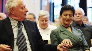 She was previously married to. Ja Es Stimmt Wagenknecht Und Lafontaine Haben Heimlich Geheiratet