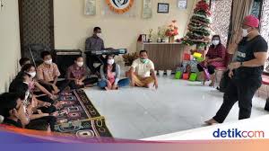 Jun 03, 2021 · pemerintah inggris telah menghadapi kritik keras karena salah langkah dalam menangani pandemi, termasuk keraguan tentang lockdown negara pada maret 2020 dan kegagalan pengujian yang membuat orang yang terinfeksi dilepaskan dari rumah sakit ke panti jompo. Momen Nataru Pertamina Santuni Anak Panti Asuhan Lansia Puluhan Juta
