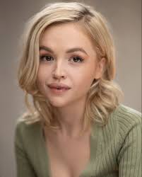 Mallory Wells's Instagram, Twitter & Facebook