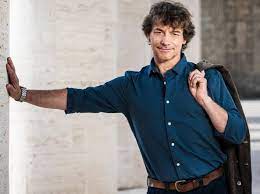 Piero angela is the philanthropist and humanitarian who is deeply concerned about the state of the world, for which he has great compassion and idealism. Alberto Angela Io Bocciato Alle Elementari Ma L Esame Era Difficile Papa Piero Un Collega Corriere It