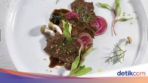 Gluten adalah bahan dasar daging nabati, terbuat dari sari pati tepung dan dari gluten bisa dibuat berbagai macam daging nabati seperti bakso berikut cara membuatnya (diambil sepenuhnya dari : Daging Babi Terbuat Dari Bahan Nabati Apakah Halal