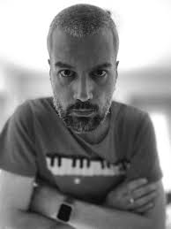 This photo, a bit of small talk. A colorful atmosphere.) Lately, I've been  thinking, there are so many unnecessary words around. So much empty talk.  There are sorrowful souls haunted by feelings