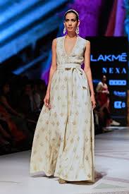 Du suchst ein schlichtes hochzeitskleid, ein boho brautkleid mit spitze oder kurzes kleid fürs standesamt? Nachhaltige Brautkleider 12 Labels Fur Eco Brautmode Vogue Germany