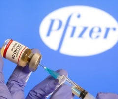 Jun 19, 2021 · la aparición de nuevas variantes complican y por lo tanto se tiene que pensar que probablemente haya que dar dosis de refuerzo o cambiar de vacuna si la misma no es efectiva contra una nueva. Pfizer Pedira A Fda Autorizacion Dosis De Refuerzo Por Propagacion Variante Delta