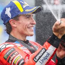 Marc Marquez perfetto, al Balaton Park arriva la settima doppietta  consecutiva: Mondiale in tasca. Bezzecchi 3° dietro Acosta. Bagnaia 9, Alex  14°