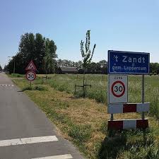 Hierkwamiklangs Vandaag 26 Mei 2018 Dit Is Het Dorpje T Zandt Midden In Het Aardbevingsgebied Mooie Filmpjes Van Vele Wegen En Straten Naa Straat Weg Foto