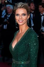 Sylvie tellier danse sur ne reviens pas de gradur et heuss l'enfoiré, lors d'un shooting avec plusieurs miss france. Sylvie Tellier Videos Facebook