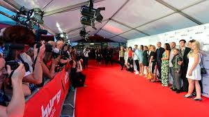 Teppichläufer mieten für hochzeiten und vip feste. Filmfest Eroffnung Bei Sturm Und Regen Roter Teppich In Die Grosse Ewe Arena Verlegt