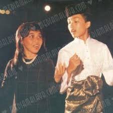 Selamat hari raya ucapan untuk semua lupakanlah segala sengketa meraikan ibadat menambah serinya suasana di hari raya. Suasana Hari Raya Lyrics And Music By Anuar Zain Elina Arranged By Boyseven