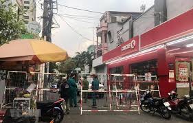 Đặc biệt, tại tp.hcm, trong thời gian giãn cách xã hội, người dân hạn chế đi lại khiến cho mật độ giao thông giảm, không xảy ra tình trạng kẹt xe tại các nút giao thông nên đã giảm mức độ ô nhiễm môi trường không khí. Cac Dá»‹ch Vá»¥ Thiáº¿t Yáº¿u Ä'Æ°á»£c Hoáº¡t Ä'á»™ng Khi Tp Hcm Gian Cach Xa Há»™i