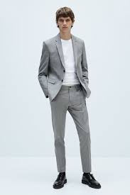 Una camisa blanca y una corbata azul estaría bien desde mi punto de vista. Trajes Zara Para Hombre Invierno 2021 Modaellos Com