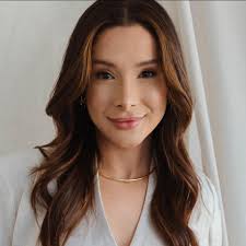 Arte em Movimento. Neste sábado, recebemos a artista Vera Schueler  (@_veraschueler) em nosso stand na ArtRio 2025. Seu trabalho revela a  beleza do encontro entre cores e sensibilidade, levando o Rio além