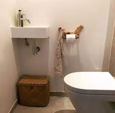wc rol houder gemaakt van oud hout in naturel look wc met wit gestuukte muren badkamer wit houder