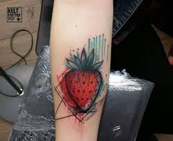 15 Schone Erdbeere Tattoos Und Ihre Bedeutungen Aquarell Erdbeere Design Auf Dem Arm Natur Tattoos Mit Bedeutung Obst Tattoo Tatowierungen