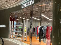 It is a unique shopping and dining destination which bring art•people•nature. Balenciaga K11 Musea Hong Kong Tat Shing