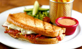 İçinde bir tost severin arayacağı neredeyse tüm malzemeleri barındıran, yapması. Ayvalik Tost