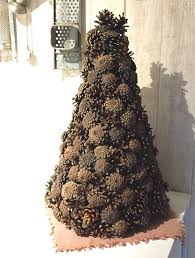 Zapfen Baum Aus Kiefernzapfen Als Tischdeko Fur Herbst Winter Weihnachten Kiefernzapfen Zapfen Basteln Winter Weihnachten