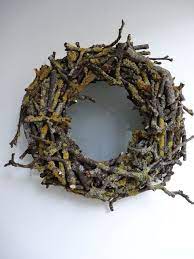 Herbst türkranz basteln lampionblumen beeren naturmaterialien. Kranz Aus Zweigen Diy Holzkranz Naturmaterialien Fruhlingskranze