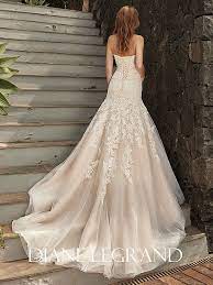 Check spelling or type a new query. Spitzenbesetztes Brautkleid Im Fit And Flare Stil Mit Langer Schleppe Kleid Hochzeit Brautmode Hochzeitskleid Spitze