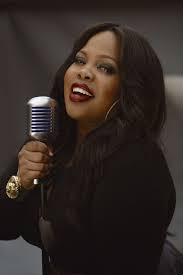 Chuchotant Amber Riley Glee Black Hollywood