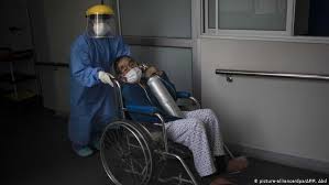 El gobierno anunció la extensión del estado de emergencia hasta el 30 de junio. Coronavirus Minuto A Minuto Peru Supera Los Cien Mil Casos Y Los Tres Mil Fallecidos Actualidad Dw 20 05 2020