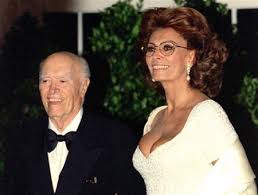 Vila din roma, italia, a producatorului de film carlo ponti, care a fost sotul sophiei loren si care a murit in 2007, a fost pusa in vanzare pentru suma de 19 milioane de euro, potrivit dailymail.co.uk. Film Producer Ponti Sophia Loren S Husband Dies