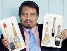 Kementerian perdagangan dalam negeri dan kepenggunaan johor merampas 150 unit berus cat bulu babi dalam satu operasi di dua premis kedai perkakasan pembinaan hari ini. 10 Produk Harian Yang Dihasilkan Daripada Khinzir Iluminasi