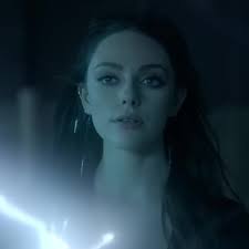 La primera bruja que puede volar en Legacies