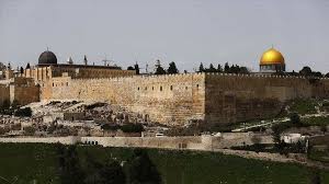 Israeli police broke into the prayer room at the mosque in east jerusalem as several hundred palestinians stayed. Israeli Court Orders Closure Of Al Aqsa Mosque Gate
