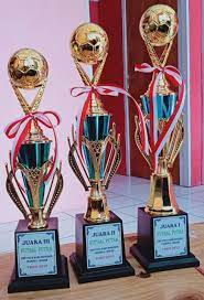 Satu sekolah yang mempunyai banyak siswa berprestasi dan merupakan sekolah favorit karena prestasinya yaitu sma negeri 1 batang. Jual Kebutuhan Sekolah Piala Tropy Set Juara 1 2 3 Dari Penerbit Lainnya Original Murah Siplah Eureka Bookhousess