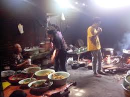 Saat kami datang ke warung mbah marto, bertepatan dengan jam makan siang. Mangut Lele Mbah Marto Warung Mangut Lele Mbah Marto Jogja Outing Jogja Paket Outing Wisata Ke Yogyakarta
