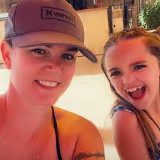 Kathy Hilton looked absolutely amazing at her annual Christmas party with  family and friends! Wow! ♥️♥️♥️