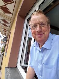 Look at the souvenir Camilla, Duchess of Cornwall is taking home from her  day at #Wimbledon. Andy Murray threw her a sweatband after his match