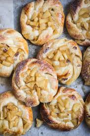 Brioches Torsadees D Automne Pommes Caramelisees Sirop D Erable Noix De Pecan Alimentation Pommes Caramelisees Brioches