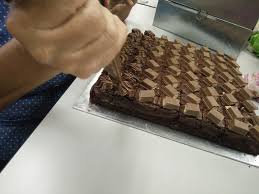 Selain daripada brownies kedut coklat yang diletakkan badam, anda boleh hias topping nya dengan aneka pilihan yang anda mahu seperti sos. Resepi Brownies Kedut Guna 7 Bahan Je Nurulshahira Com