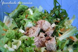 Una delle ricette più semplici e antiche dell'insalata di tonno prevede cipolla e fagioli, due ingredienti tipici della cucina povera contadina. Insalata Di Lattuga Tonno Mozzarella E Mais Grembiule Da Cucina